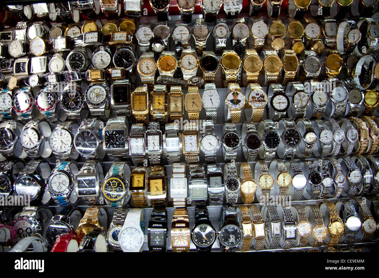 Orologi falsi ed economici in un negozio di gioielli al mercato centrale di Phnom Penh, Cambogia, Asia. Oggetti contraffatti per l'acquisto in negozio Foto Stock