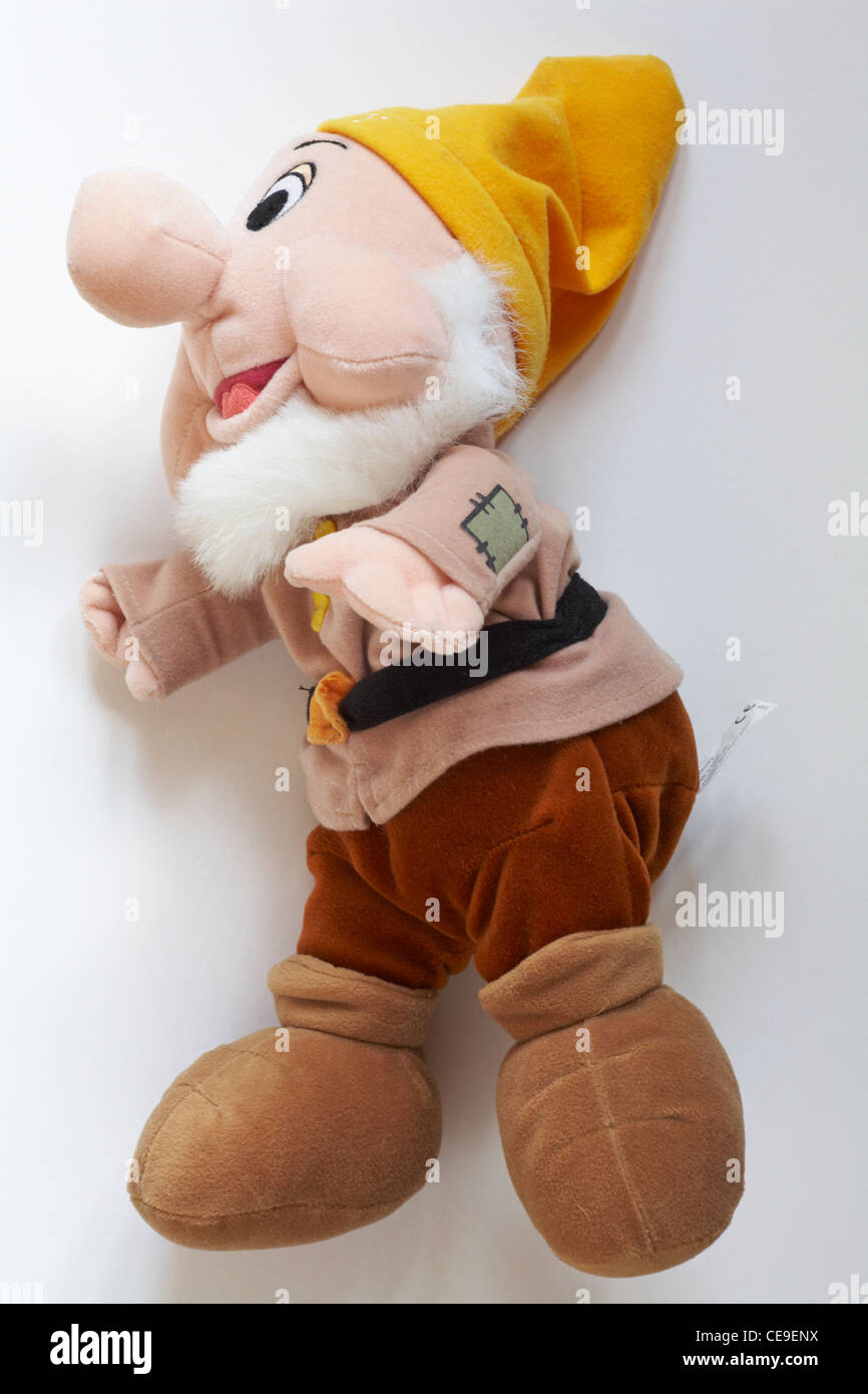 Sneezy, uno dei sette nani, morbido peluche isolati su sfondo bianco Foto  stock - Alamy