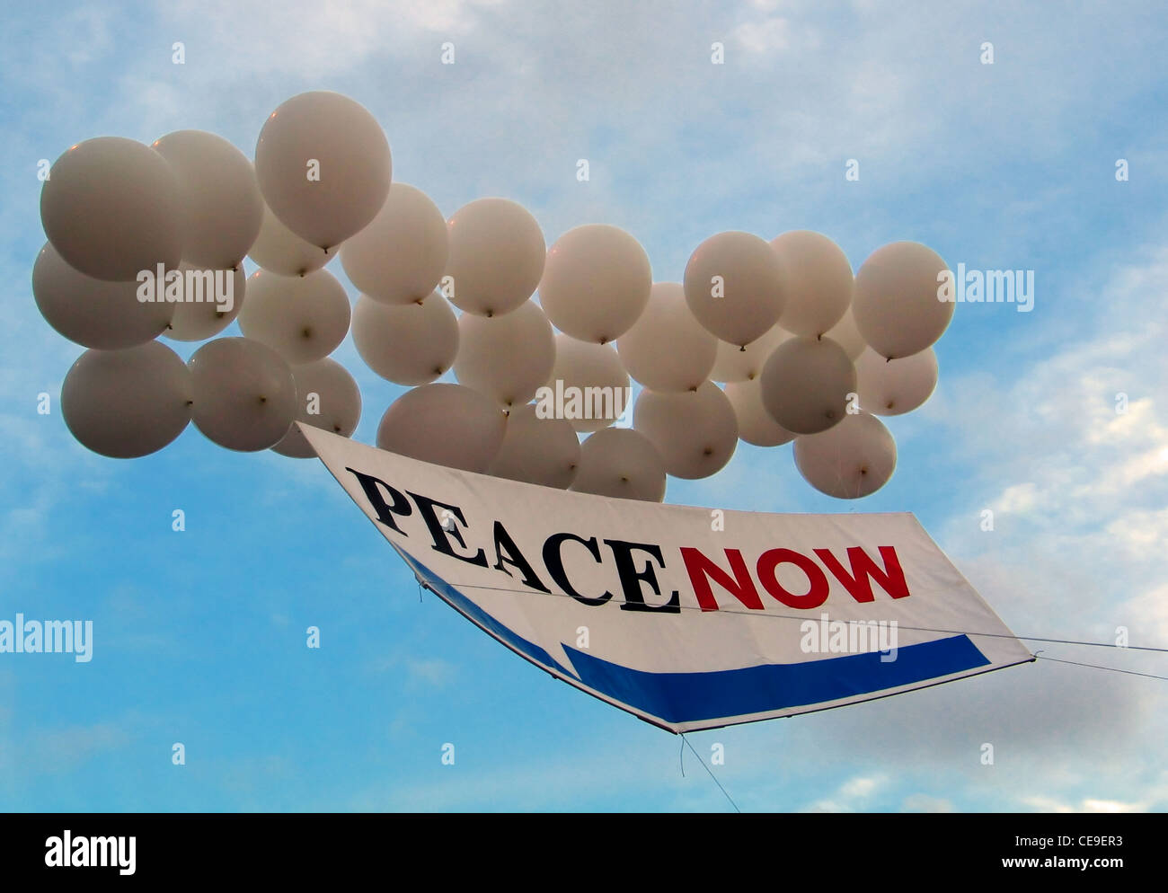 "Pace ora' ala sinistra slogan politici legati a palloni di elio in aria Israele Foto Stock