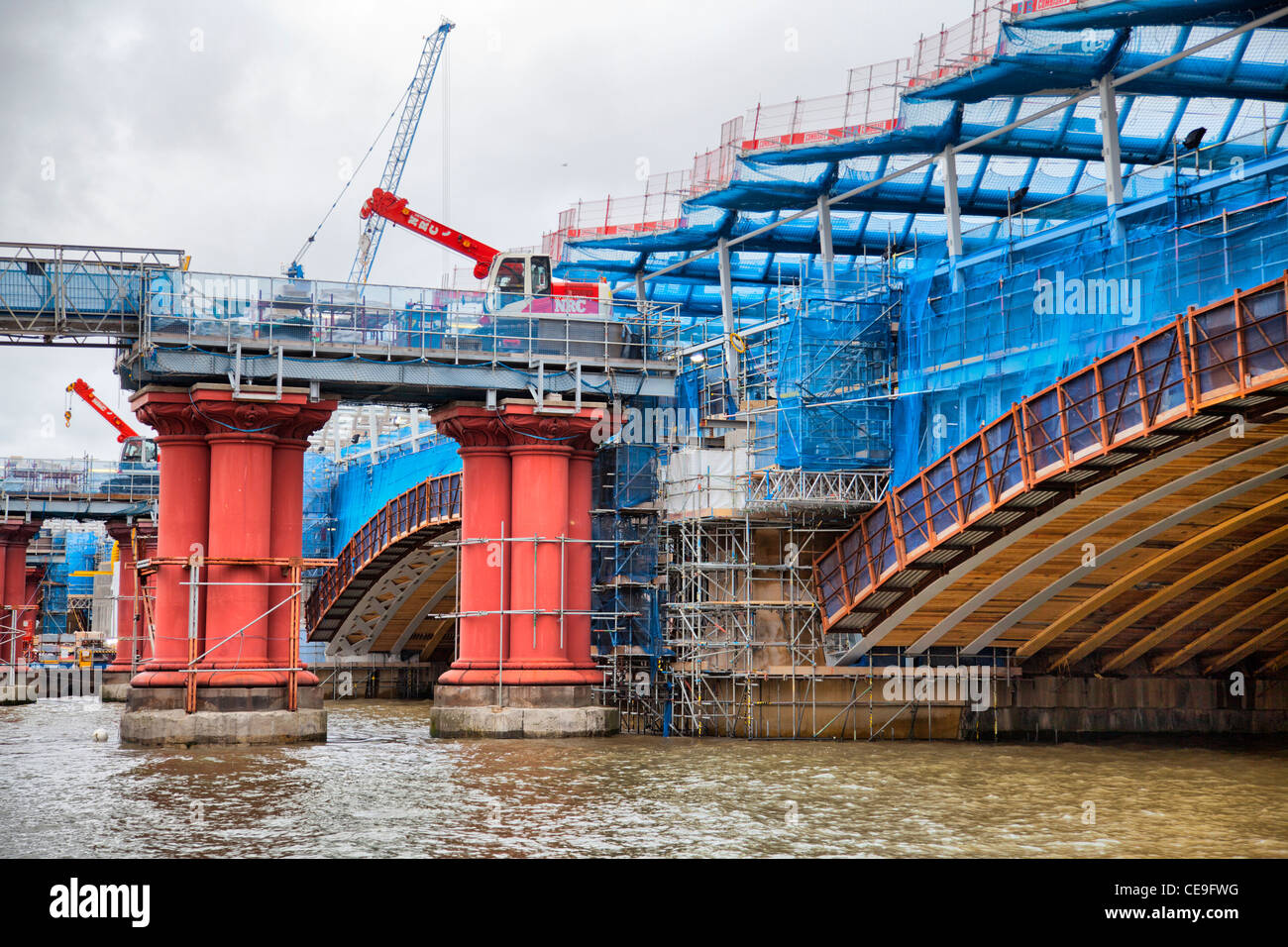 Opere su Blackfriars Ponte sul Fiume Tamigi a Londra Foto Stock