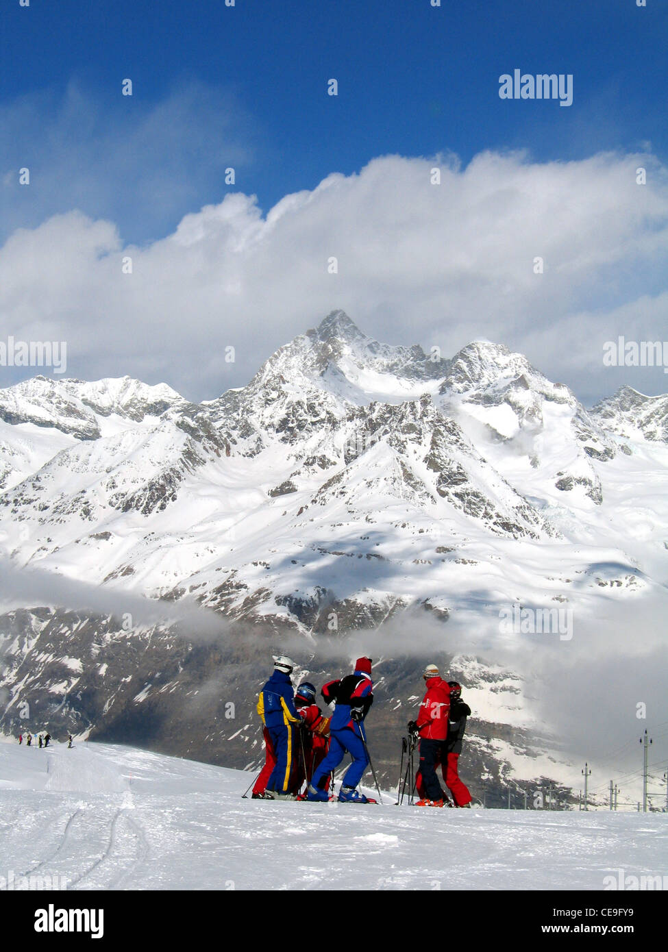 Sciatori a Zermatt-Matterhorn la più alta area sciistica delle Alpi nel comprensorio di Visp Vallese Svizzera Foto Stock