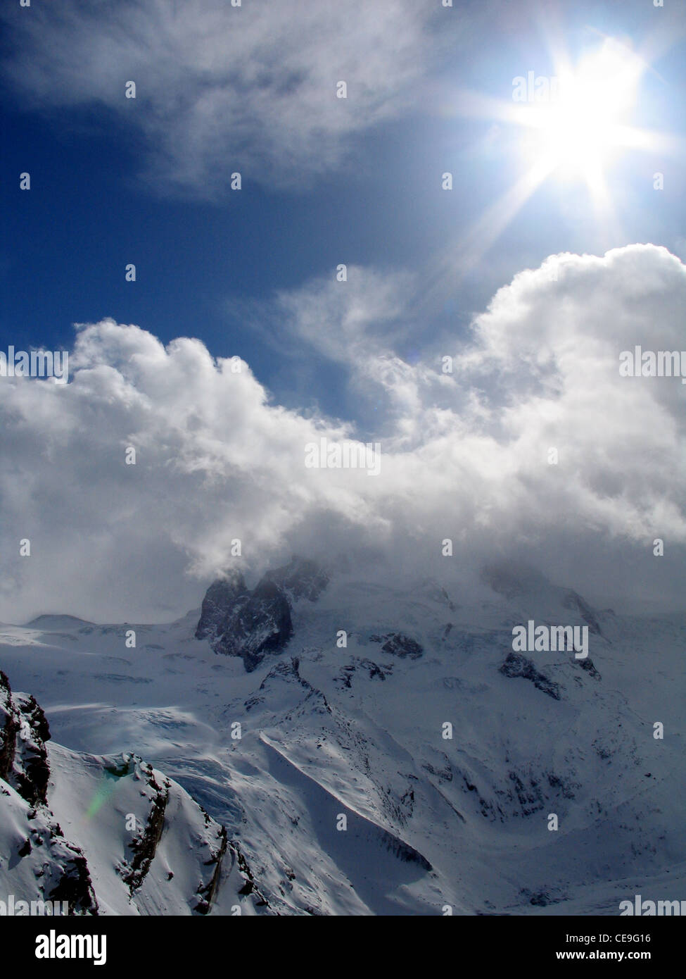 Stratocumuliform nuvole sopra una montagna innevata nelle Alpi distretto di Visp, il Cantone del Vallese Svizzera Foto Stock