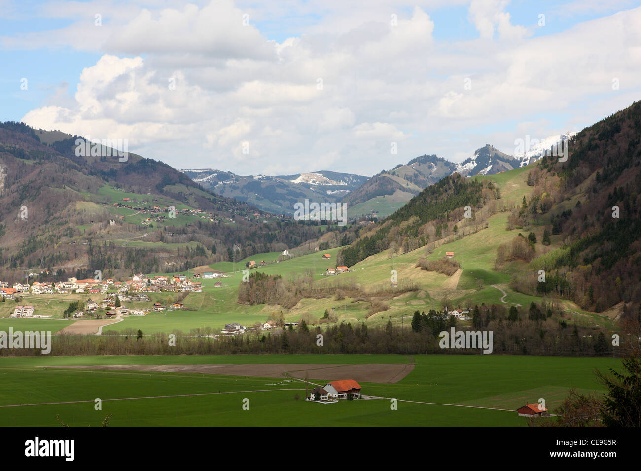 Vista della valle nelle Alpi Svizzere. Vista dalla collina nel villaggio di Gruyère. Foto Stock