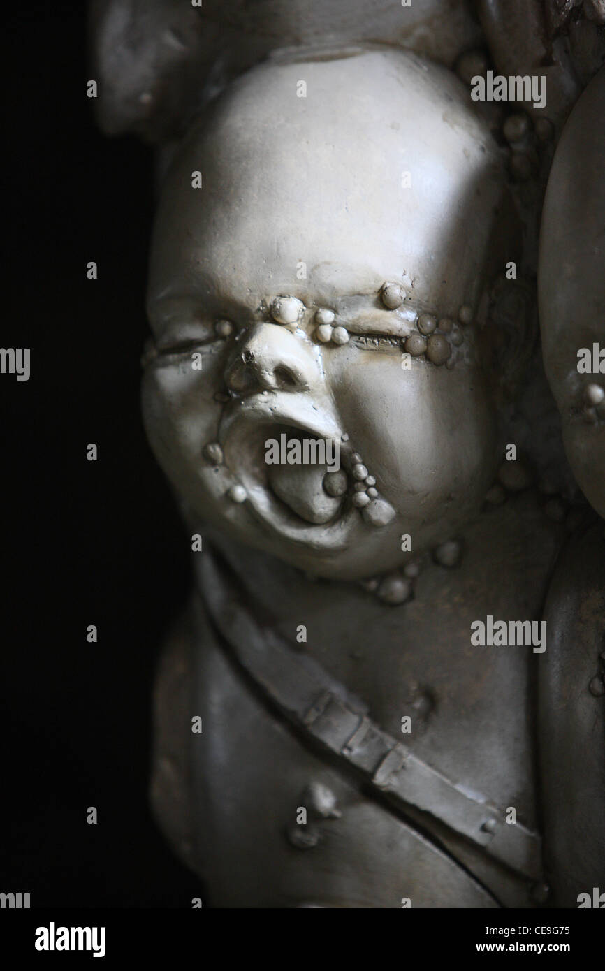 Bambino il suo volto nel 'Alien Cafe' da H.R. Giger di Gruyères, Svizzera. Foto Stock