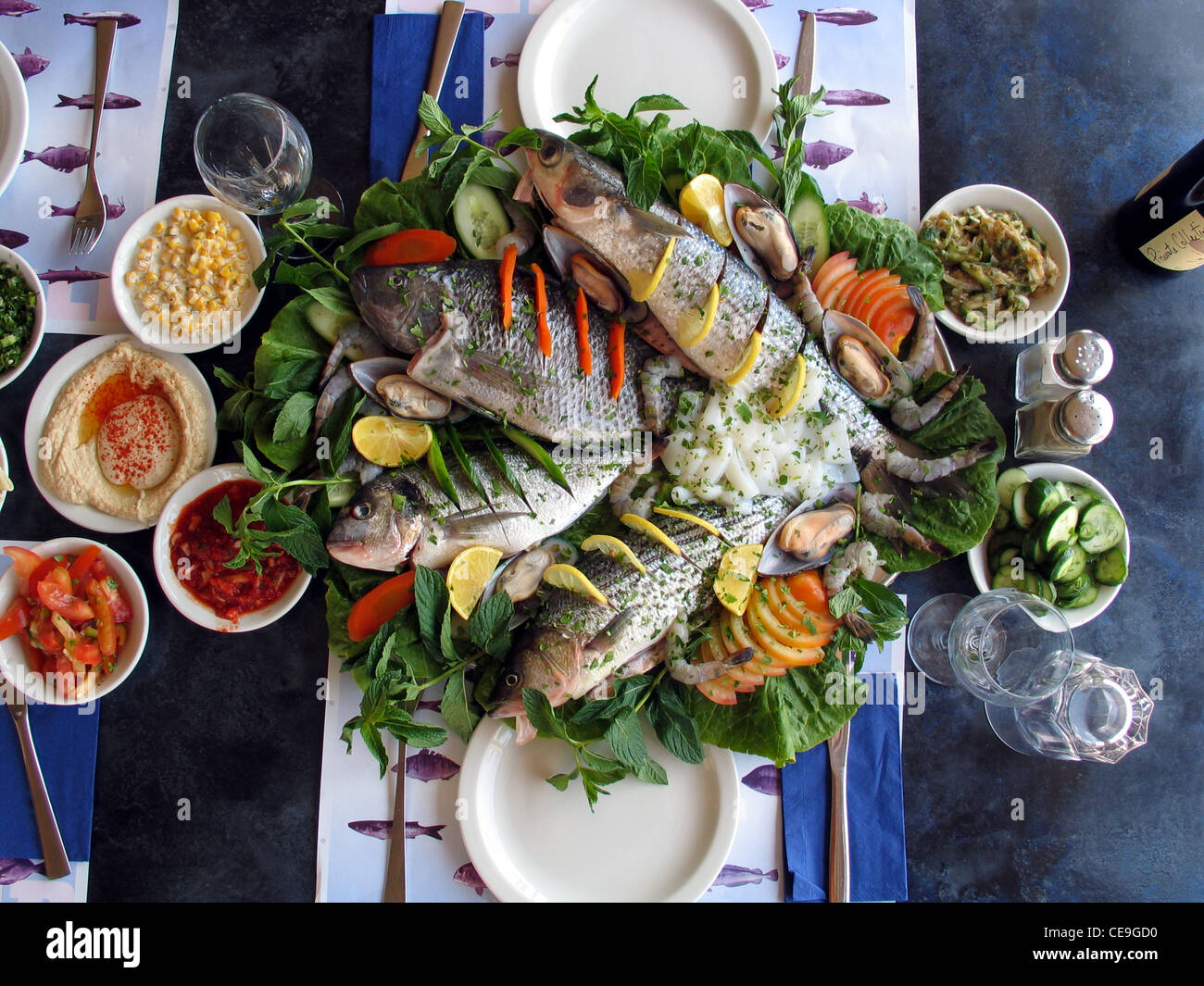 I pesci freschi del mediterraneo accompagnato da insalate assortite, servita in un ristorante della città vecchia di acri in Israele Foto Stock
