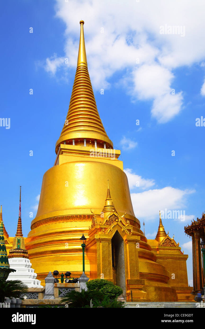 Stupa di Wat Phra Kaeo tempio. Bangkok. Thailandia. Foto Stock