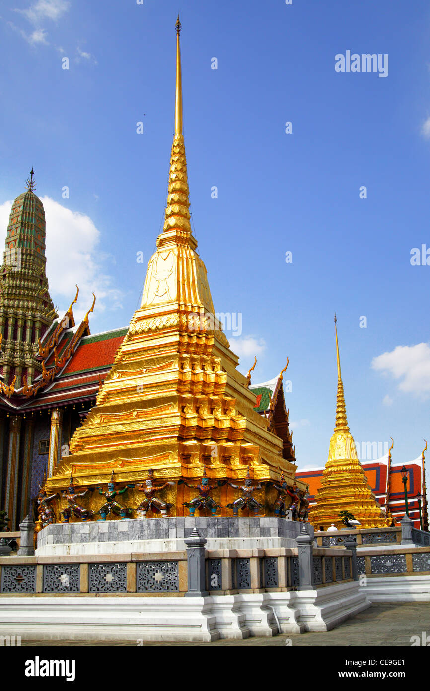 Stupa di Wat Phra Kaeo tempio. Bangkok. Thailandia. Foto Stock