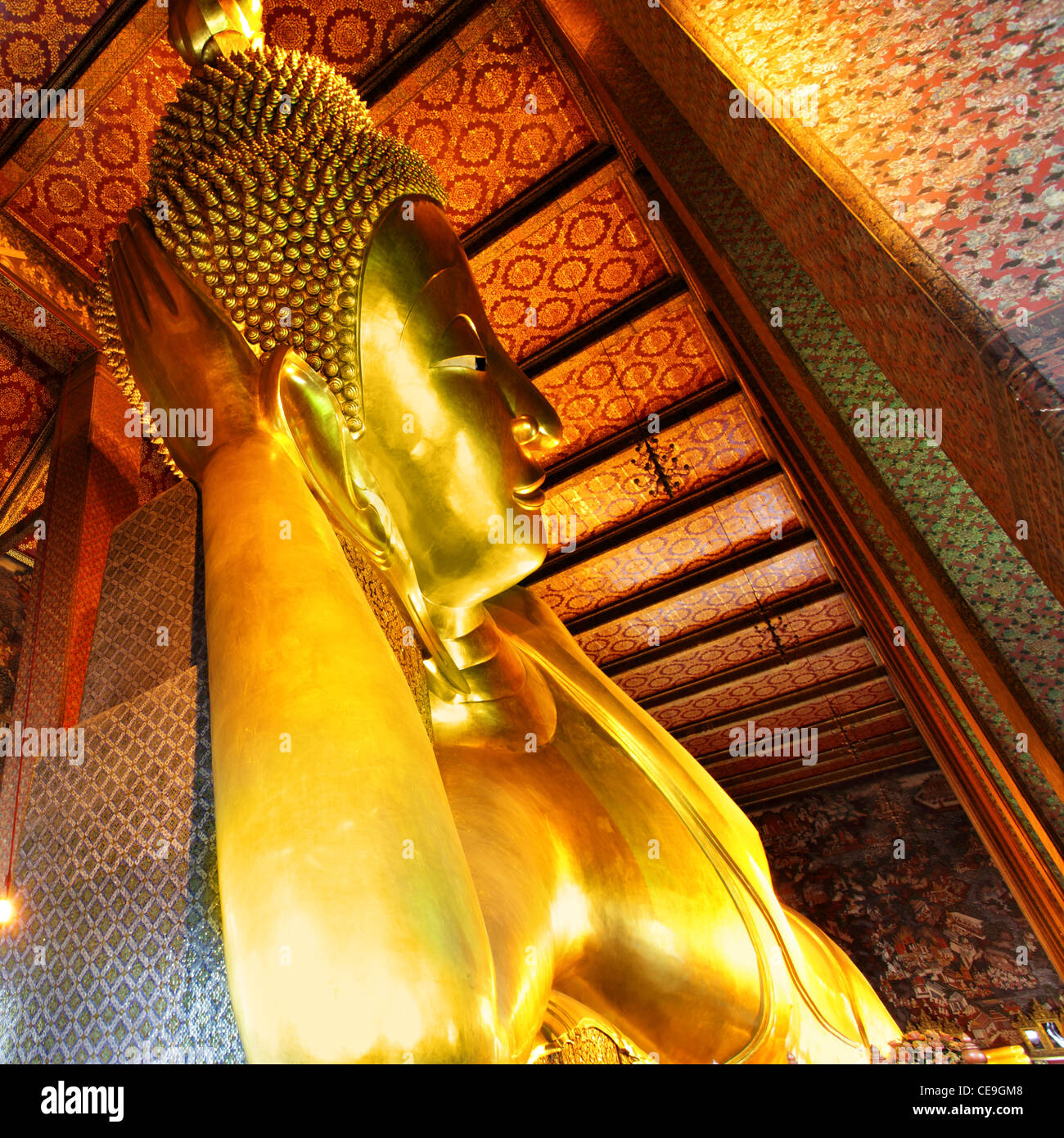 Giacente Golden Buddha in Wat Pho tempio di Bangkok, Tailandia Foto Stock