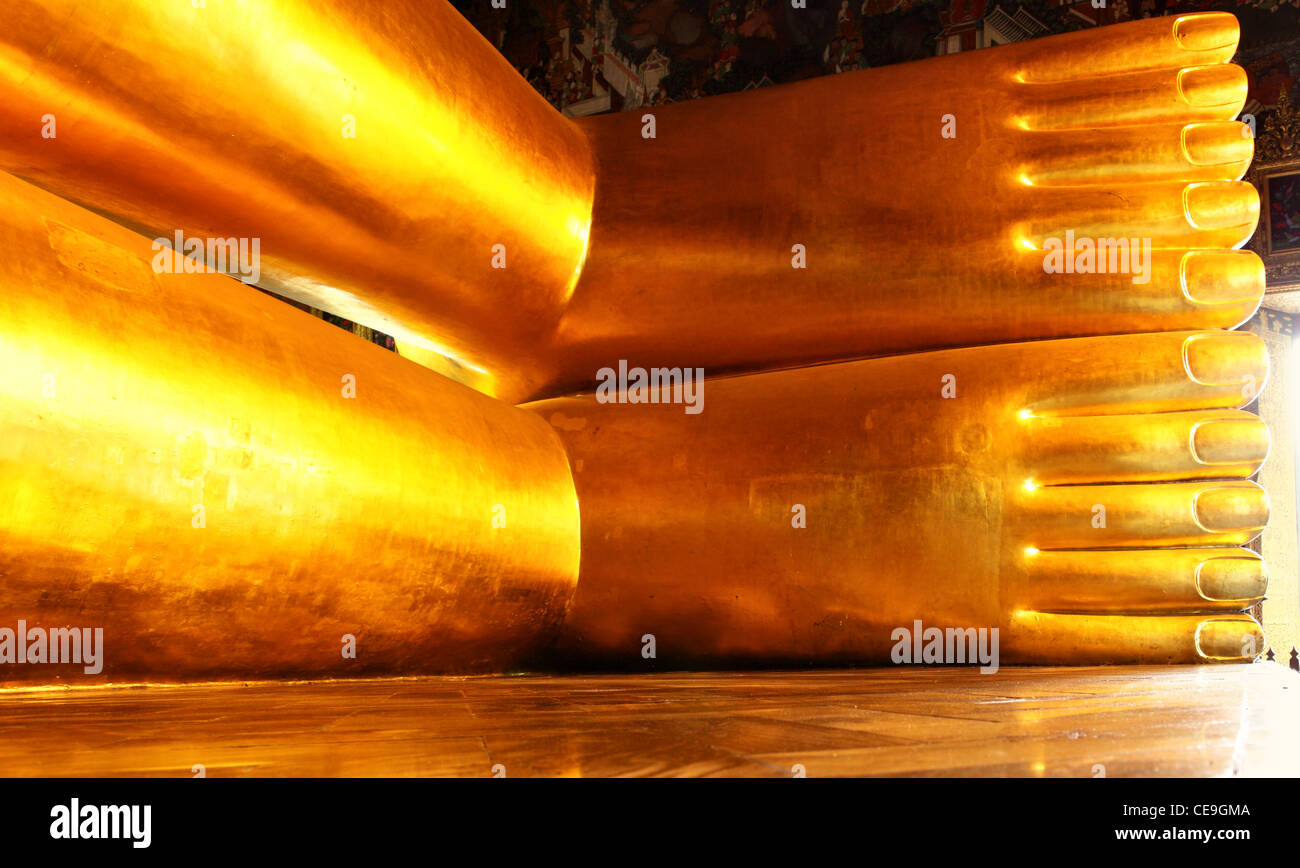 Morchie di mentire Golden Buddha in Wat Pho tempio di Bangkok, Tailandia Foto Stock