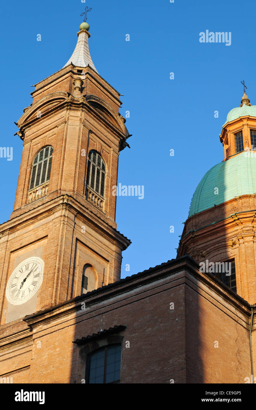 Torre della Garisenda e la cupola di San Bartolomeo Bologna Emilia Romagna Italia Foto Stock