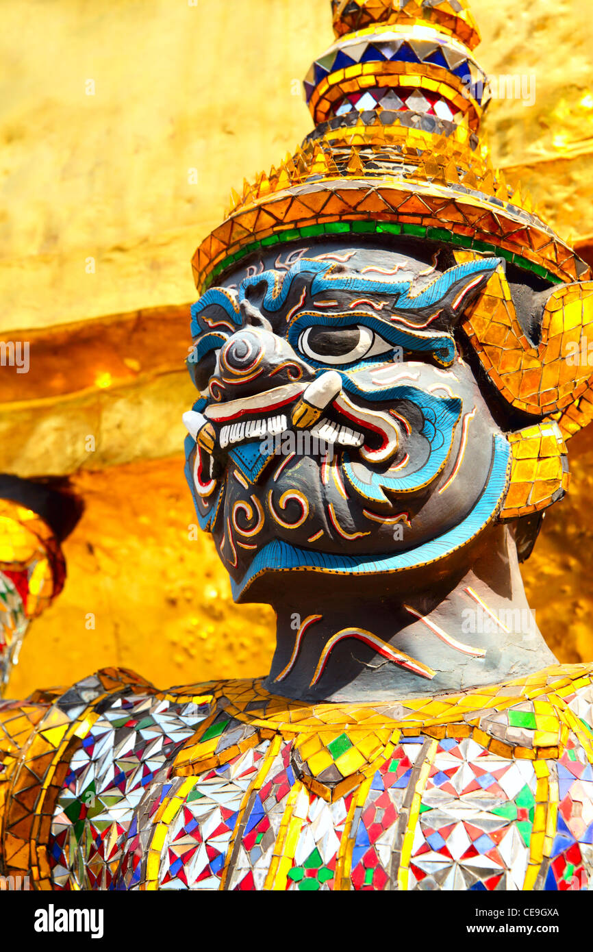 Statua del guerriero presso il tempio di Wat Phra Kaeo. Bangkok. Della Thailandia Foto Stock
