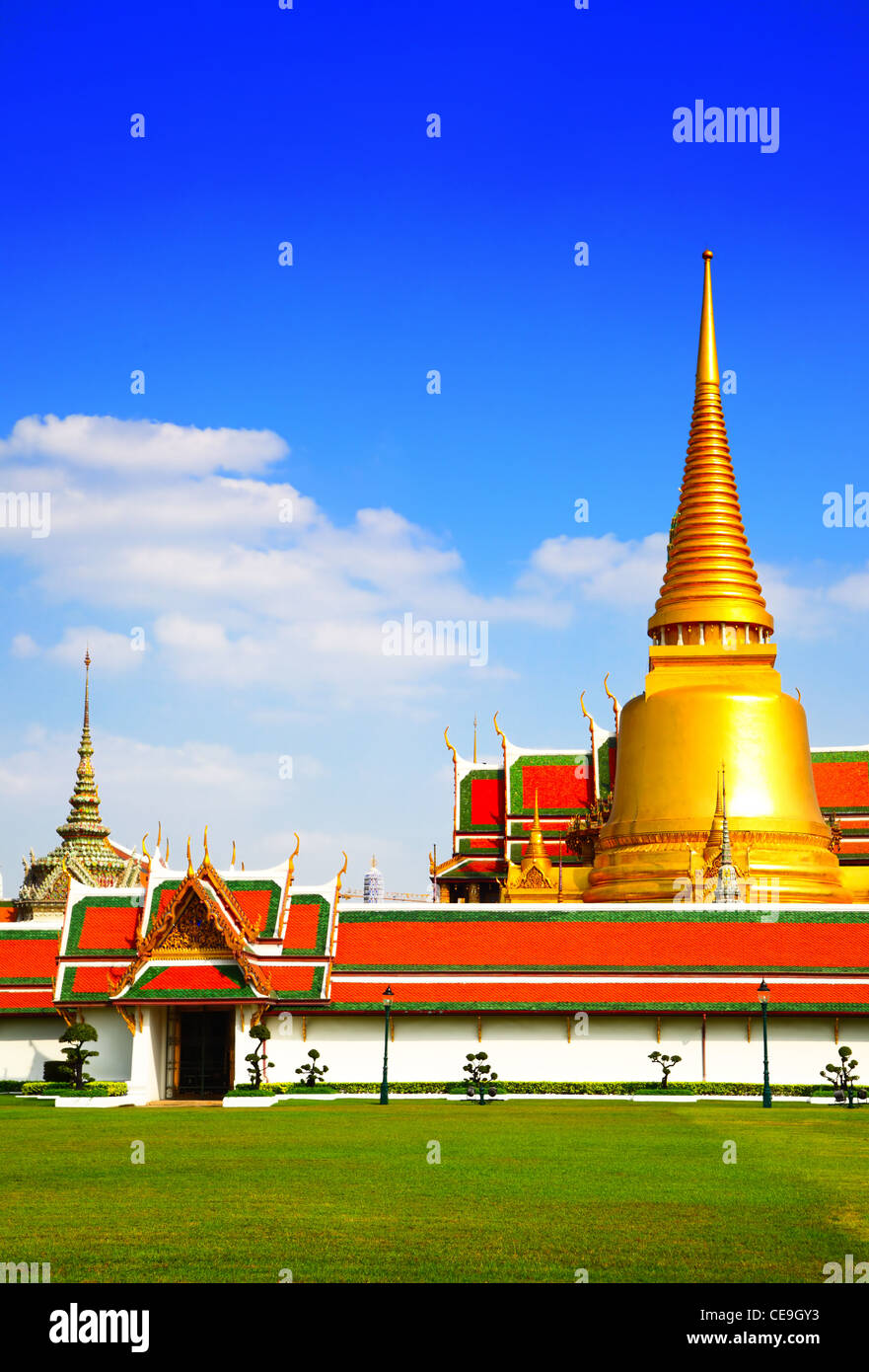 Stupa di Wat Phra Kaeo tempio. Bangkok. Thailandia. Foto Stock