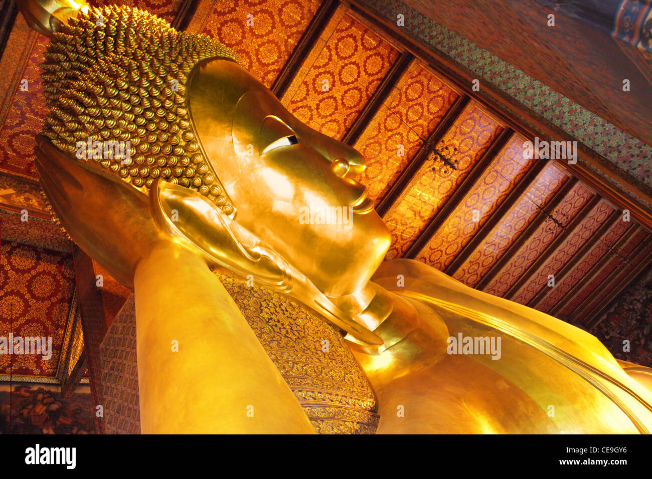 Giacente Golden Buddha in Wat Pho tempio di Bangkok, Tailandia Foto Stock