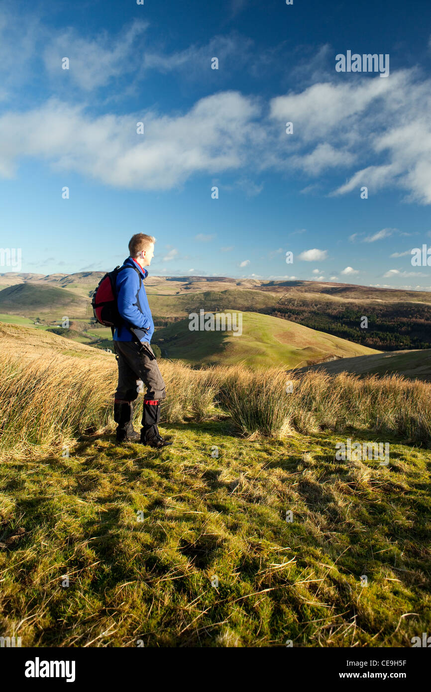 Inverno passeggiate in collina nel Langholm colline, in cima Knowe nero cercando di fronte alle colline a nord di Langholm sulla frontiera scozzese, REGNO UNITO Foto Stock