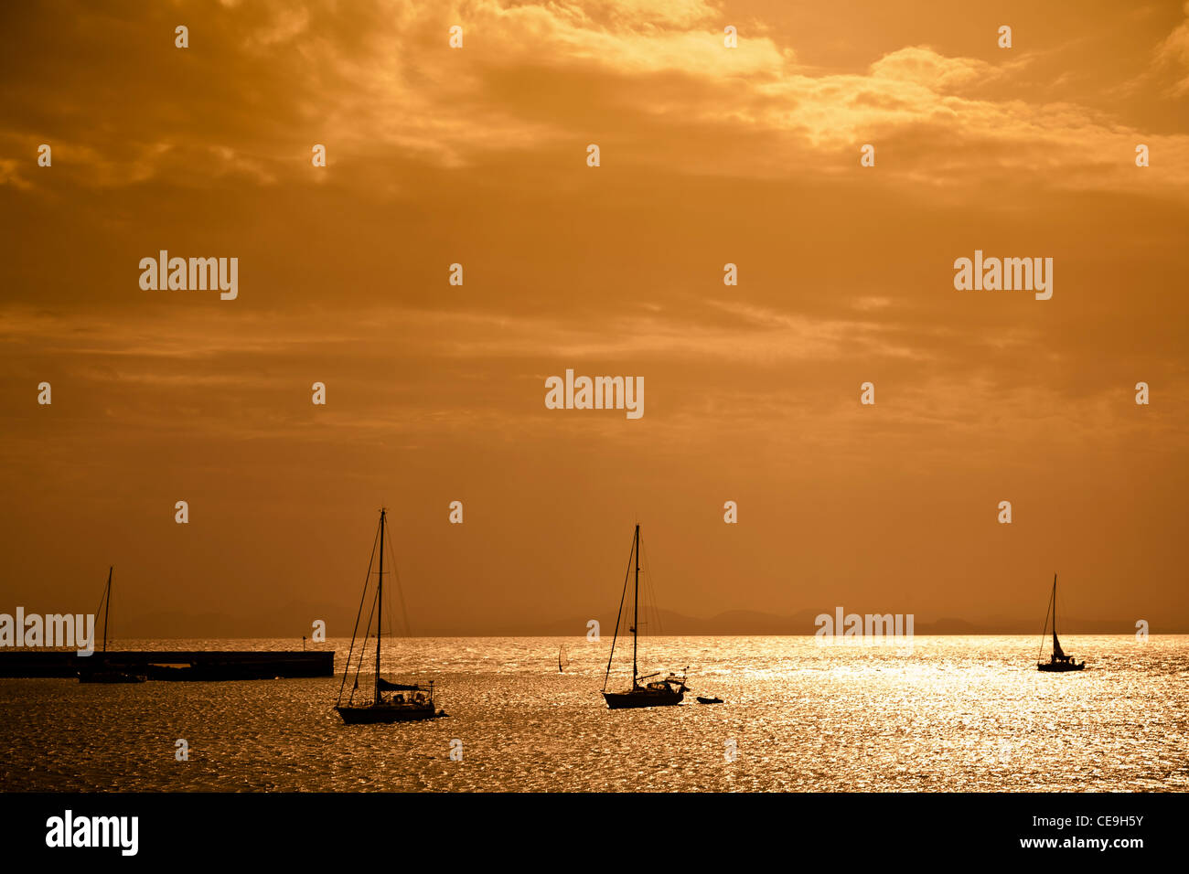 Vista mare con barche al tramonto, playa blanca, Lanzarote, SPAGNA Foto Stock