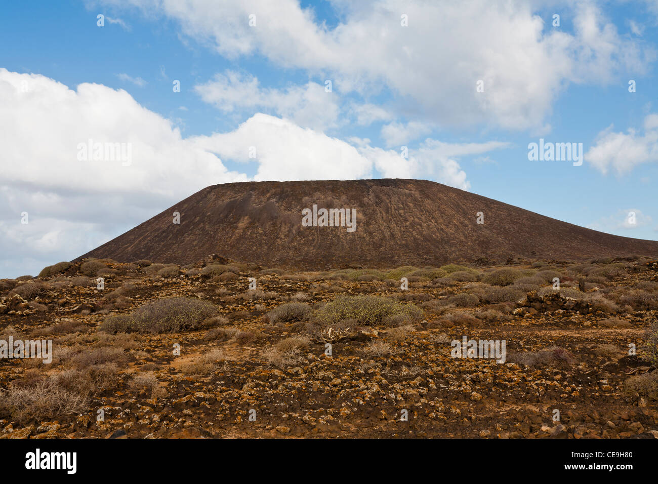 Guardando verso la caldera vulcanica sull isola di Lobos, vicino a Corralejo, Fuerteventura, SPAGNA Foto Stock