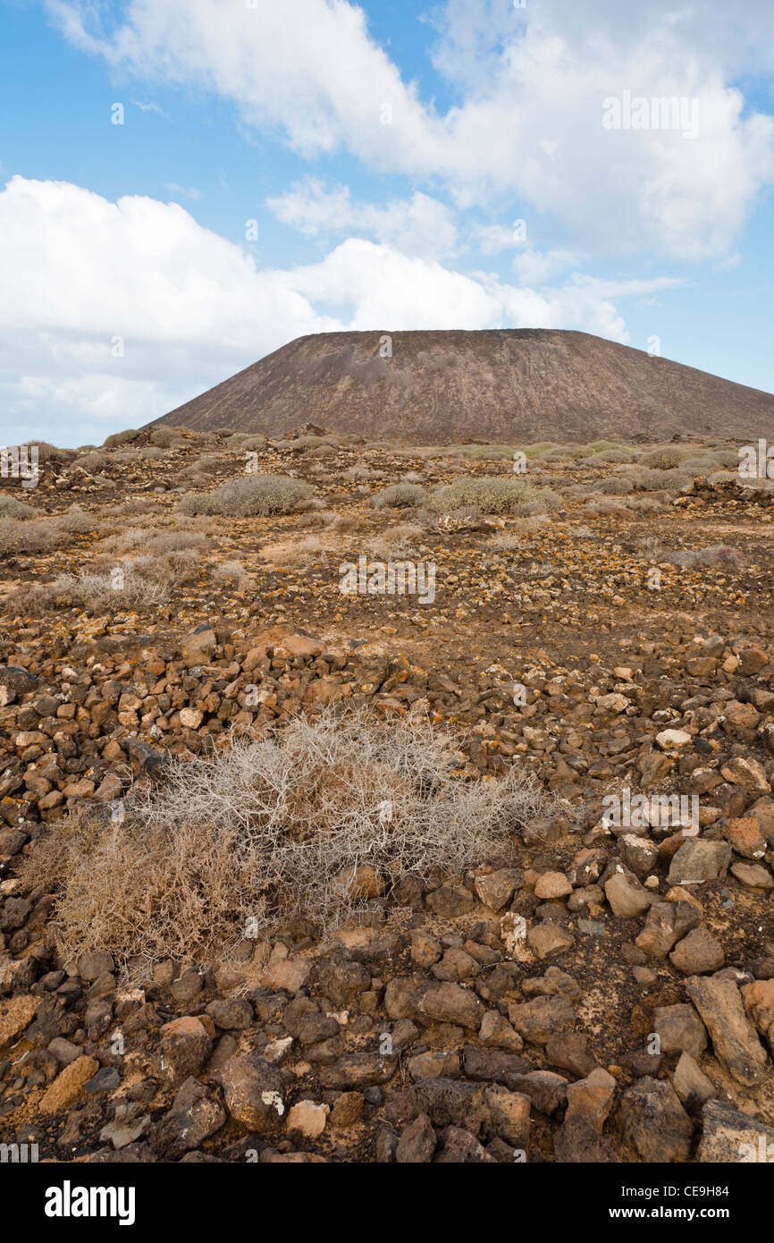 Guardando verso la caldera vulcanica sull isola di Lobos, vicino a Corralejo, Fuerteventura, SPAGNA Foto Stock