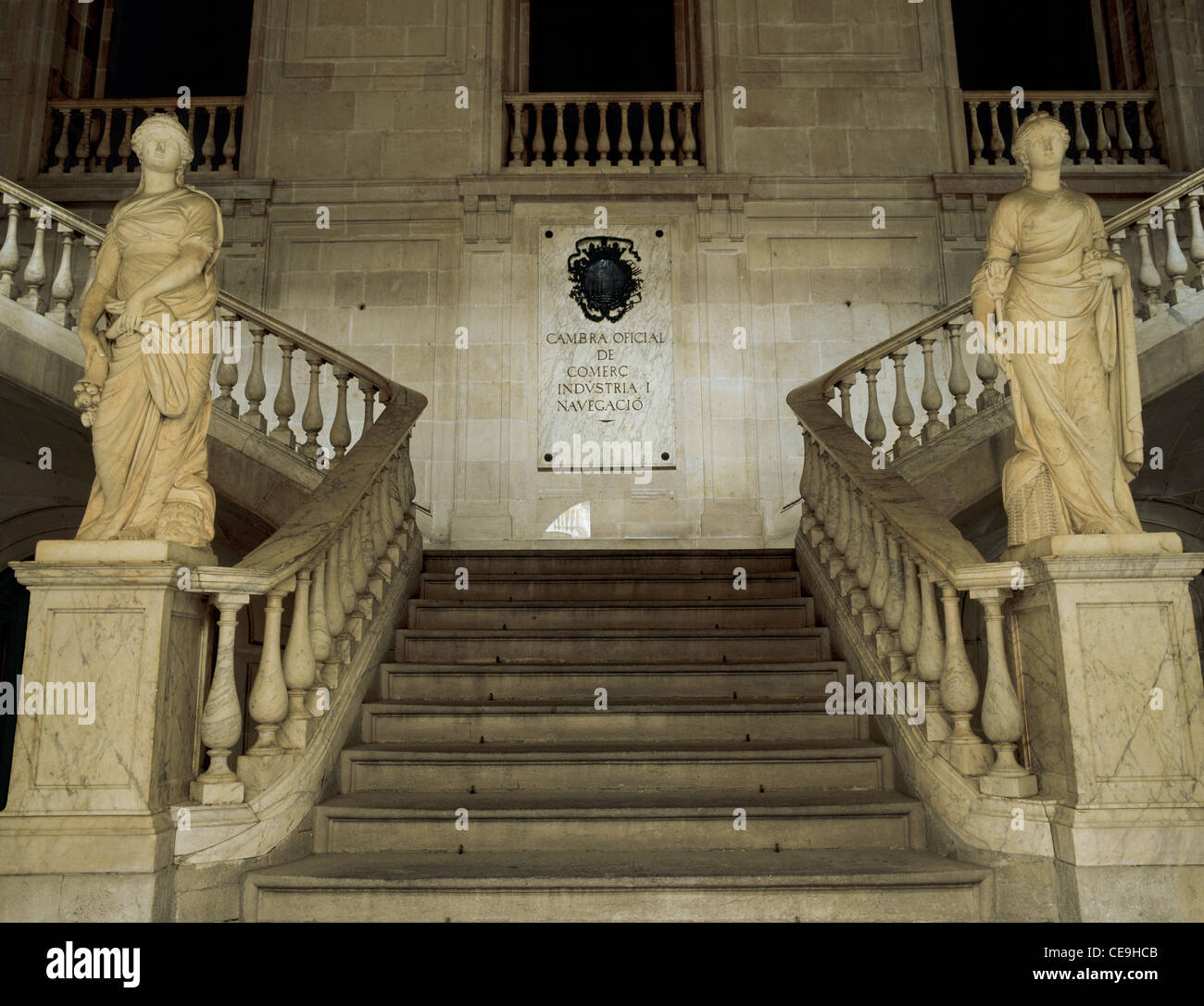 Il commercio e l'industria, 1802. Sculture allegoriche di Salvador Gurri Corominas. Il marmo. La LLotja de Mar. Barcelona. Foto Stock