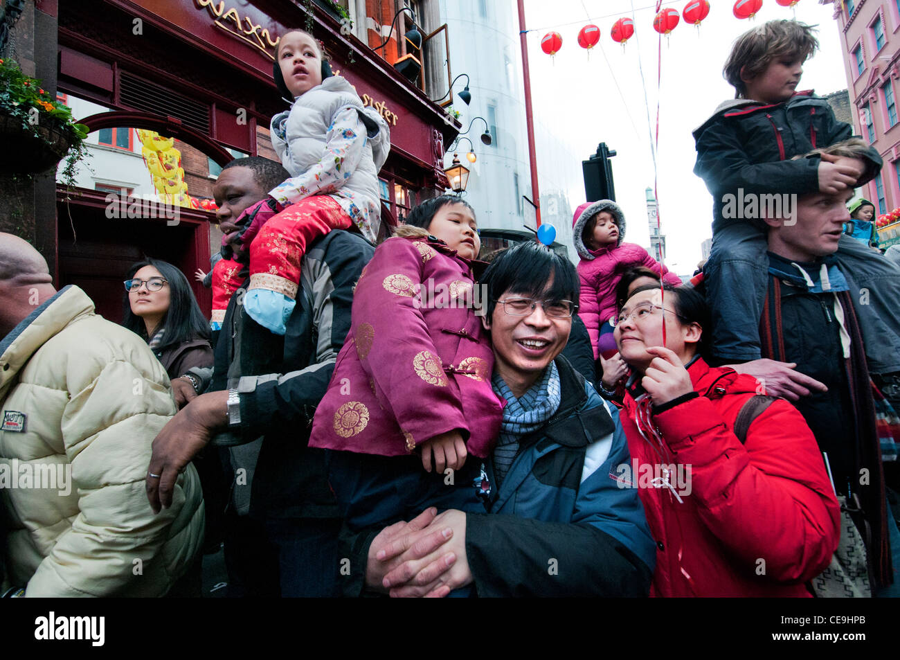 La famiglia a Capodanno cinese in Soho Londra Foto Stock