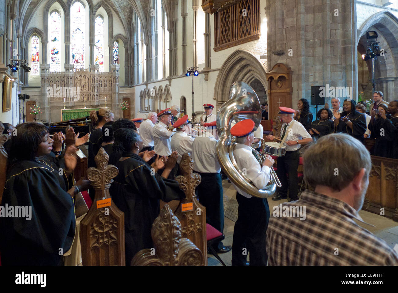 Marching band di musica jazz in Brecon cattedrale Foto Stock