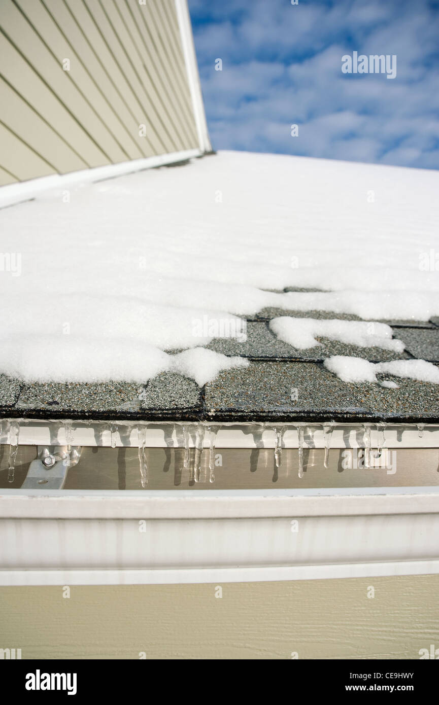 La fusione della neve e del ghiaccio sul tetto. Foto Stock
