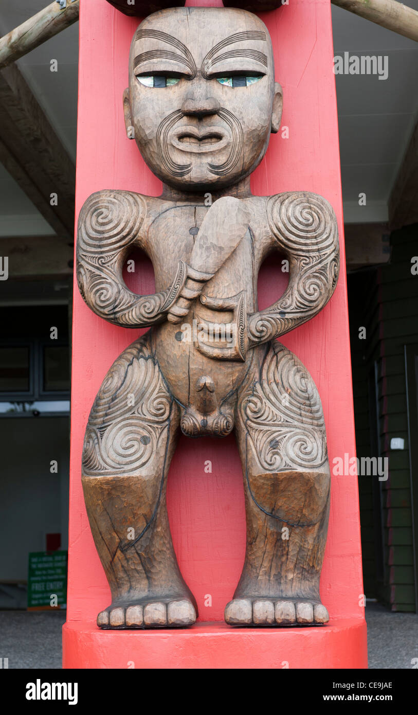 Speleologia Maori sul pou custode (post) all'Arataki Visitor Center, Waitakere gamme Parco Regionale. Foto Stock