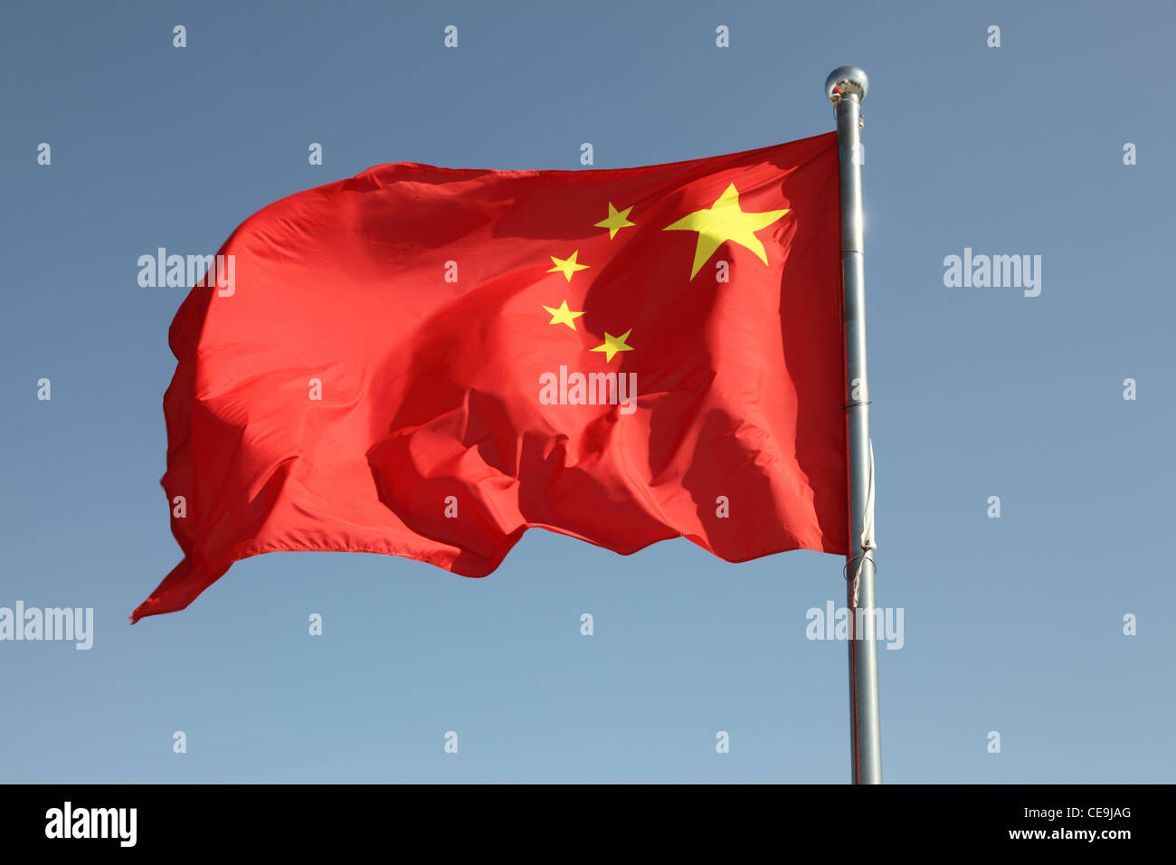 Bandiera cinese contro un cielo blu Foto Stock