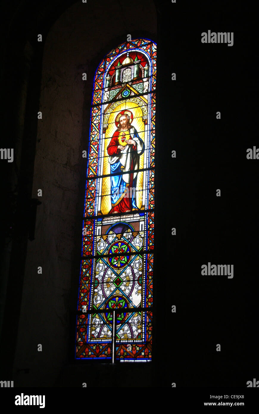 Il vetro macchiato, scene religiose, Chiesa abbaziale di San Pierre, Beaulieu sur Dordogne, Francia Foto Stock