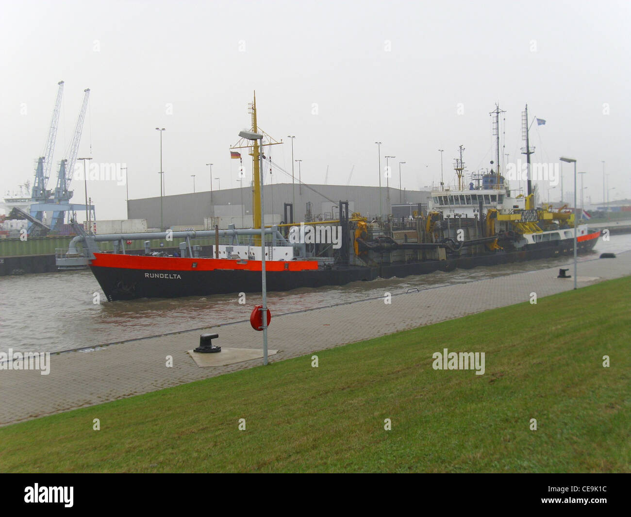 Dragare nave Rijndelta ha appena lasciato la nave Kaiserschleuse serratura in Bremerhaven, Foto Stock