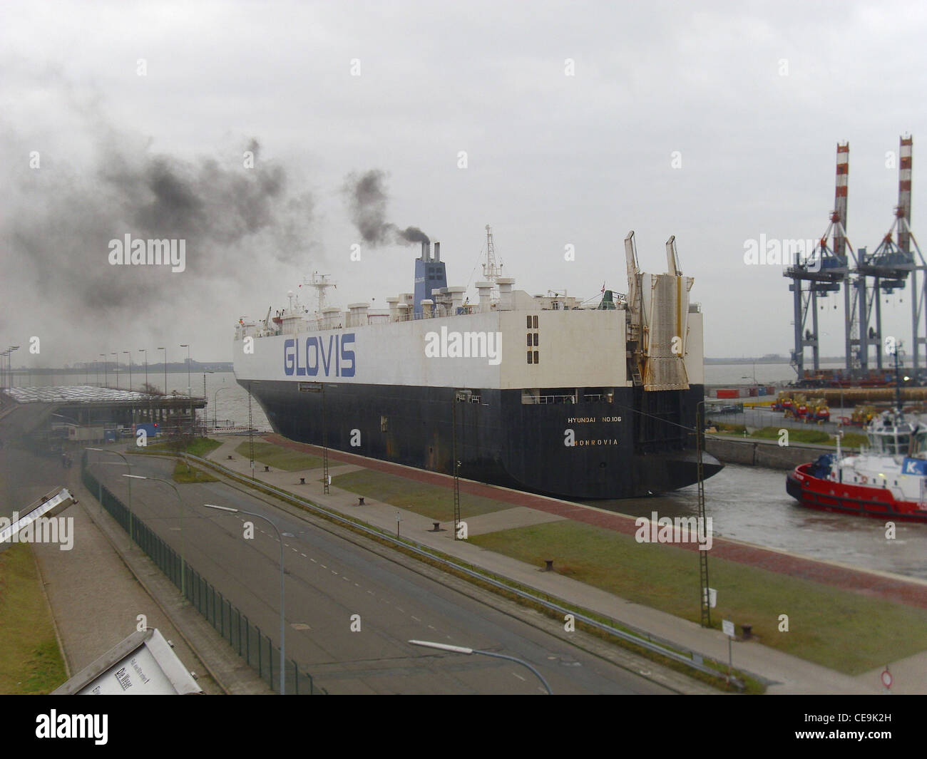 Il supporto per auto Hyundai n. 106 in uscita la nave Nordschleuse serratura in Bremerhaven, Germania. Foto Stock