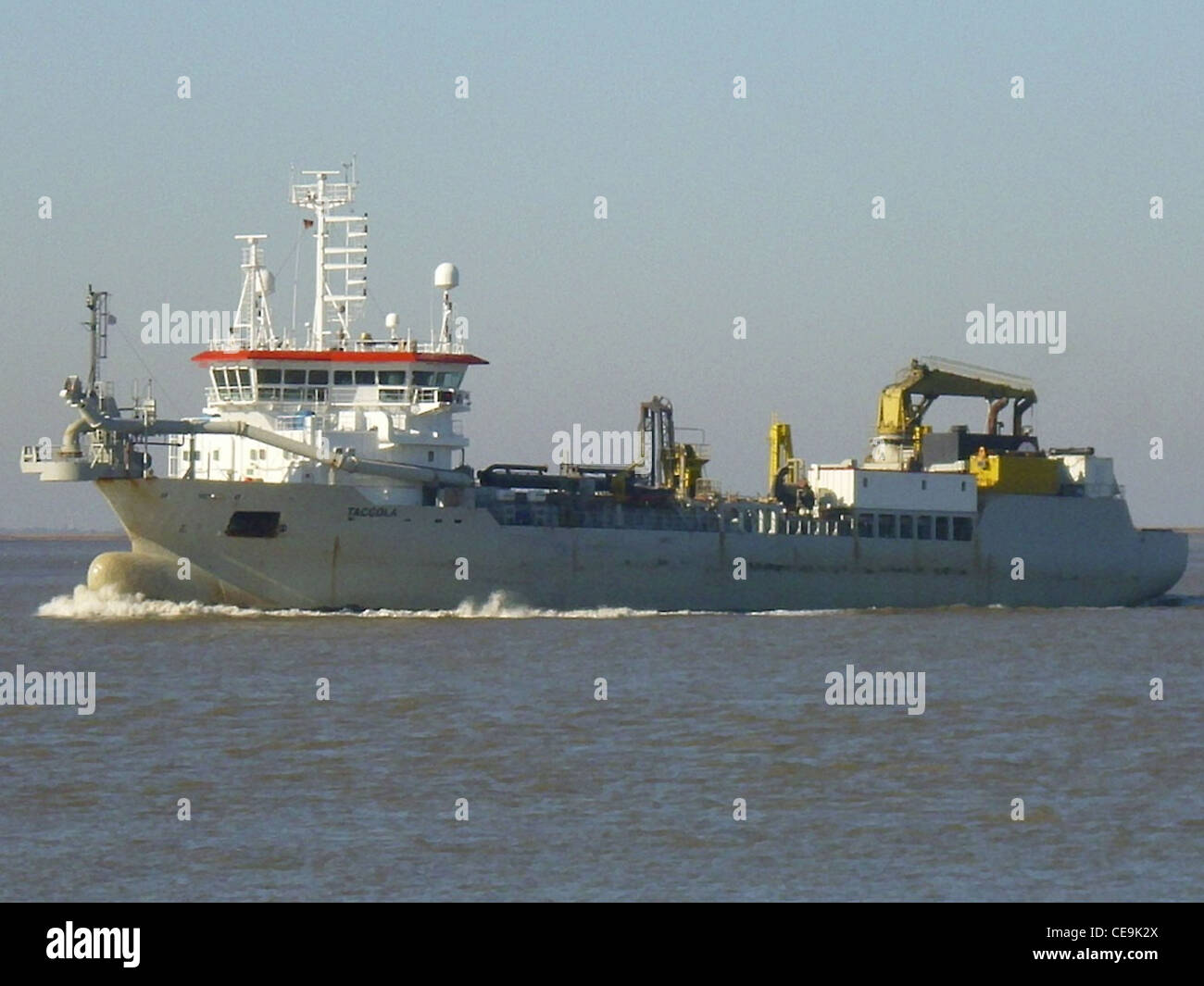 Il margine inferiore tramoggia di aspirazione draga Taccola sul fiume Weser Foto Stock