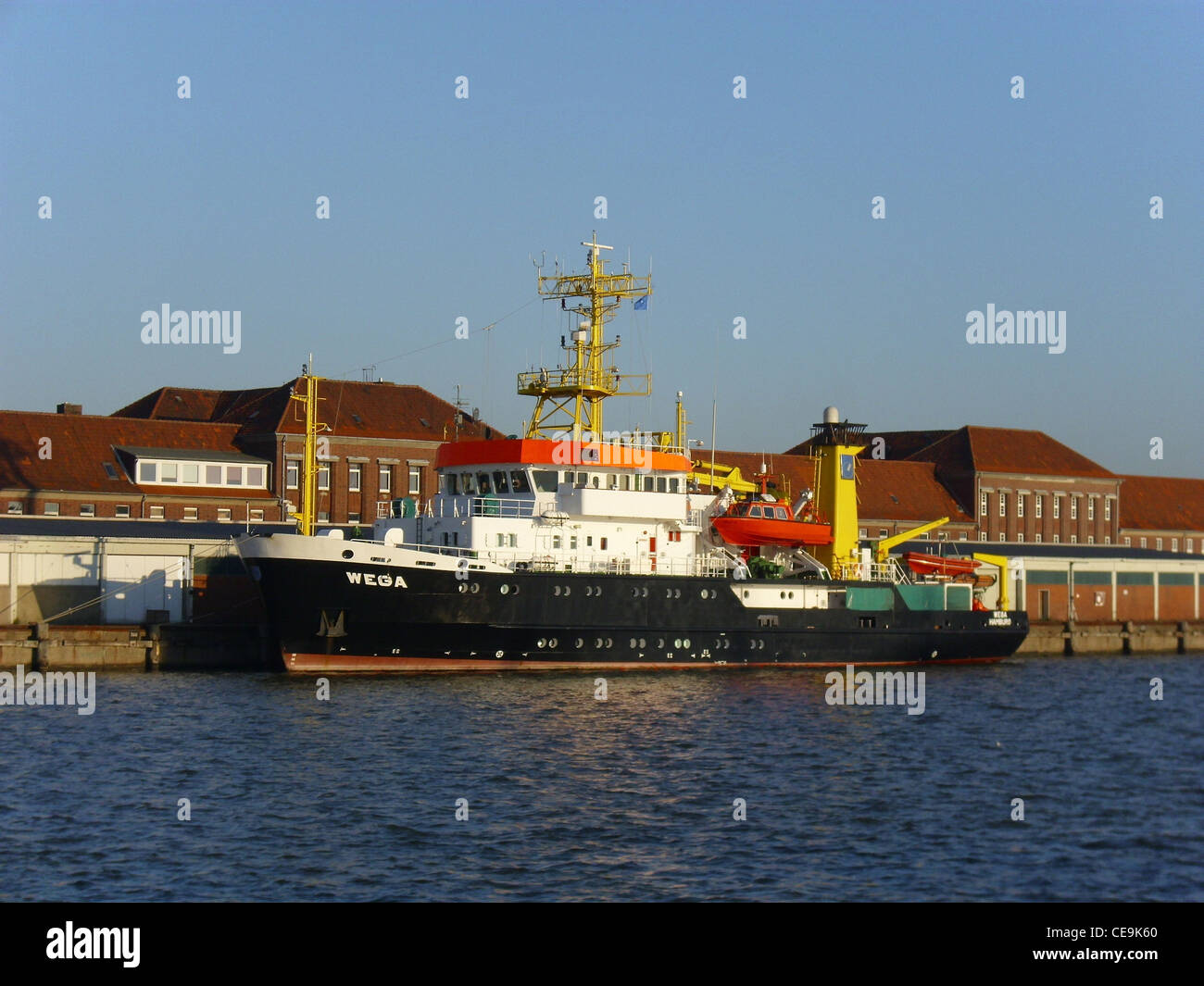 Il WEGA è una nave da ricerca, ricerca di relitti e attraccata nel porto di Bremerhaven, in Germania. La nave è utilizzata per l'esplorazione marina e la ricerca ambientale. Foto Stock Il WEGA è una nave da ricerca, ricerca di relitti e attraccata nel porto di Bremerhaven, in Germania. La nave è utilizzata per l'esplorazione marina e la ricerca ambientale. Foto Stock
