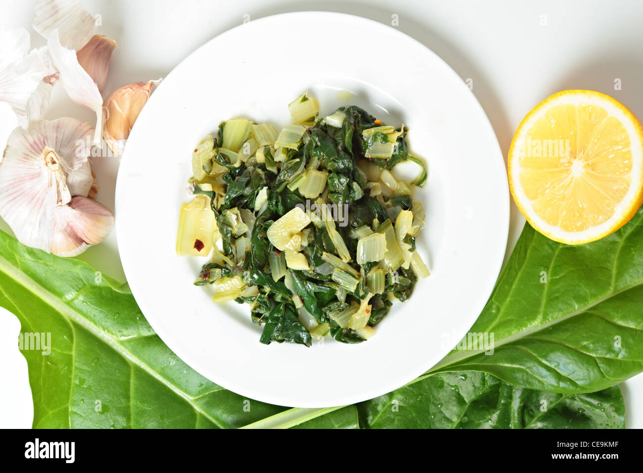 Un piatto di lato di bietole cotte in olio di oliva con aglio e peperoncino in fiocchi e poi si lancia in succo di limone, con ingredienti Foto Stock