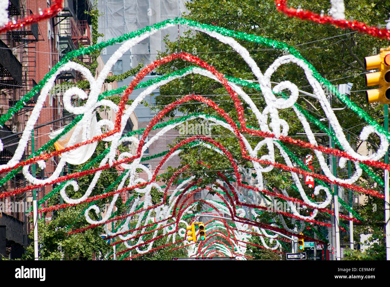 Via aerea decorazioni in Little Italy, Manhattan, New York City. Foto Stock