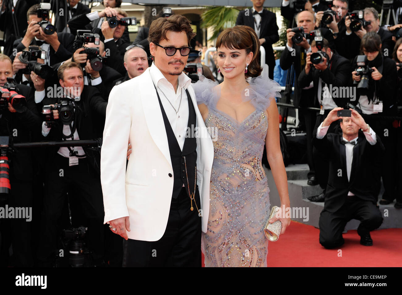Johnny Depp e Penélope Cruz arriva per lo screening dei Pirati dei Caraibi: il forestiero maree. Foto Stock