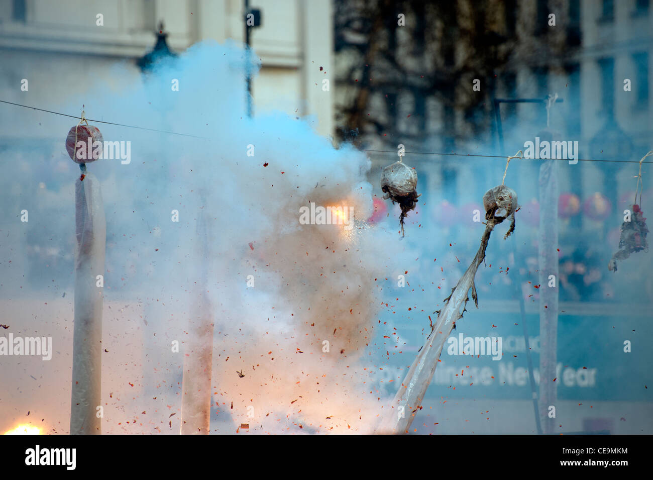 Petardi che esplodono a Trafalgar square al Capodanno cinese 2012 l'Anno del Dragone nella Chinatown di Londra Foto Stock