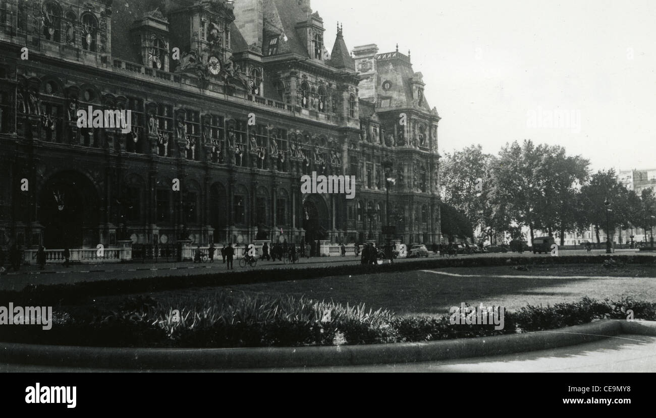 Scena di strada nelle vicinanze del Hôtel de Ville di Parigi in Francia dopo la liberazione americana durante la seconda guerra mondiale Foto Stock
