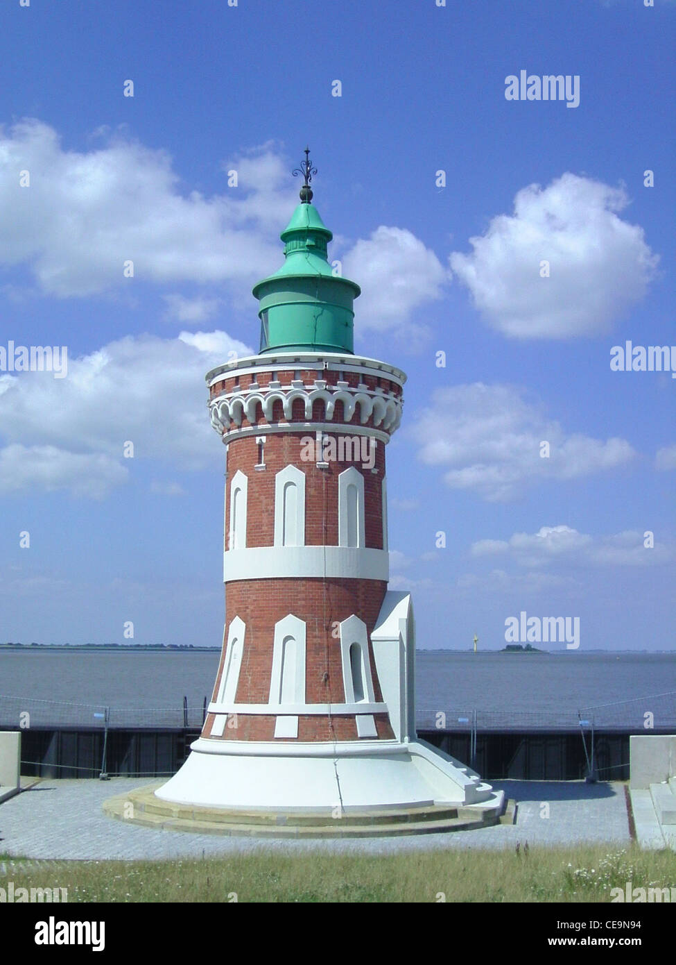 Pingelturm in Bremerhaven serve ancora come un faro di navigazione della nave (blocco orientale Kaiserschleuse luce) Foto Stock