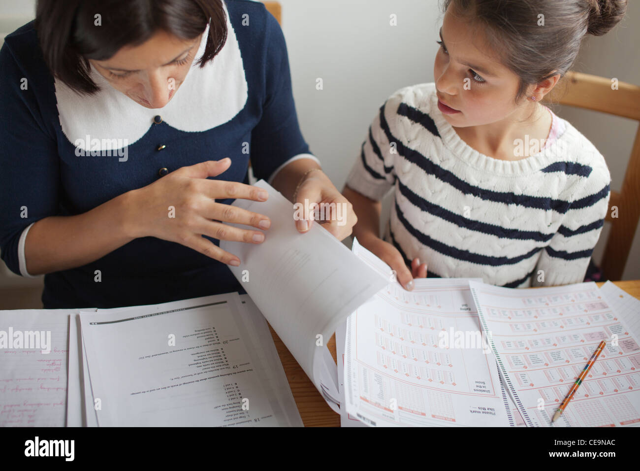 Il tutor insegnamento lezioni private per un giovane bambino Foto Stock