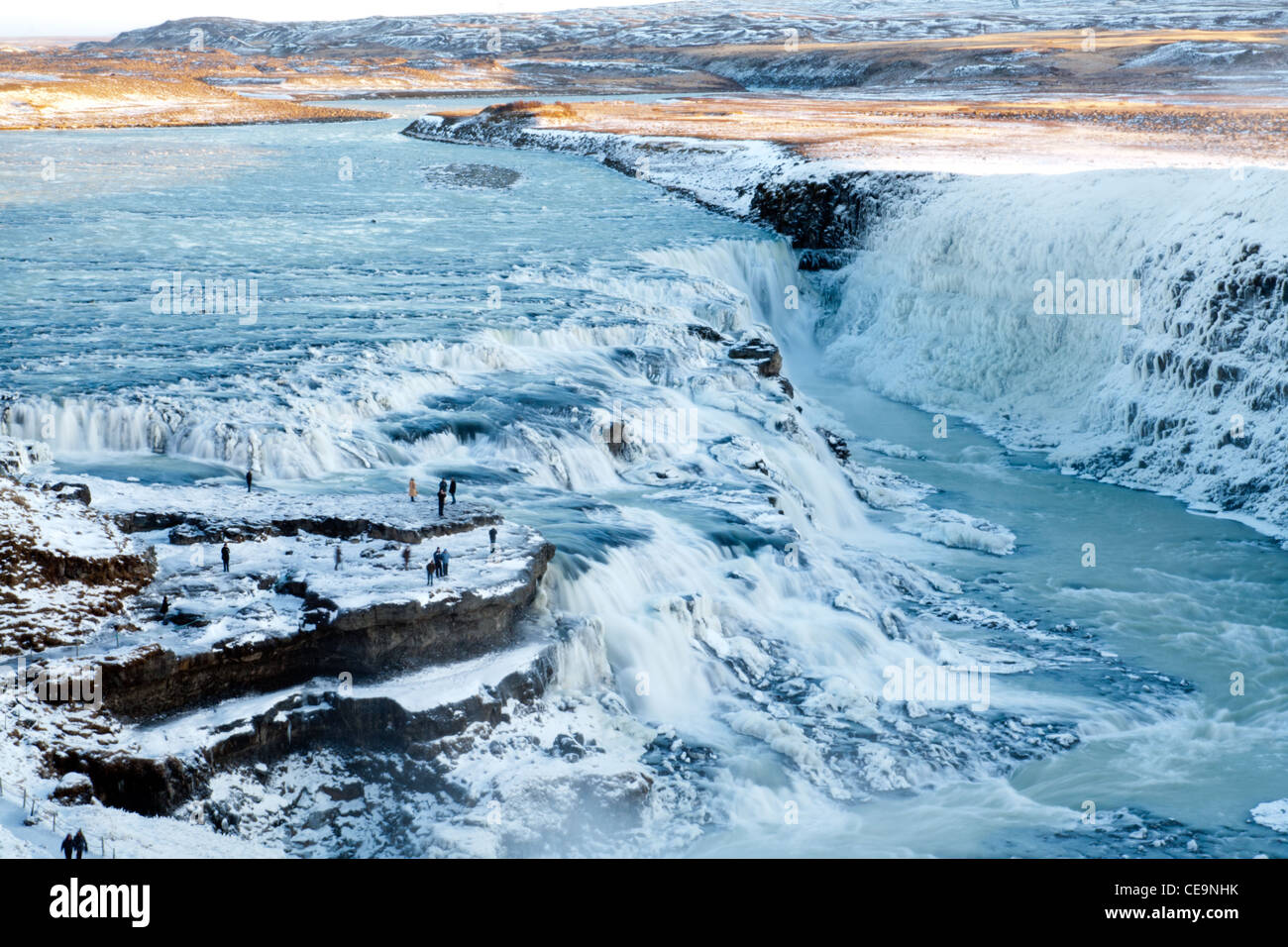 I turisti in una cascata in Islanda Foto Stock