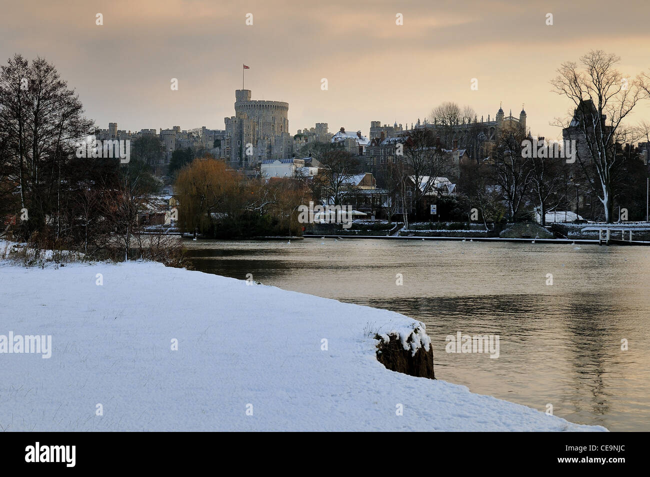 Il Castello di Windsor con il fiume Tamigi in primo piano,in inverno la neve REGNO UNITO Foto Stock