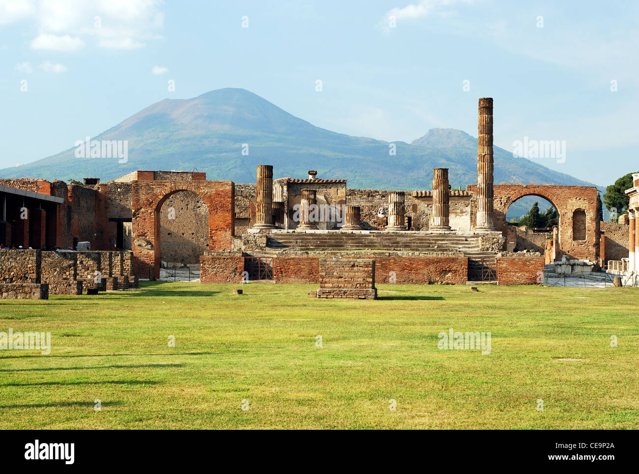 Vista delle rovine di Pompei in Italia con il Vesuvio sullo sfondo Foto Stock