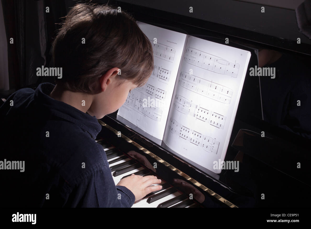 Ragazzo,10 anni,suona il pianoforte a casa Foto Stock