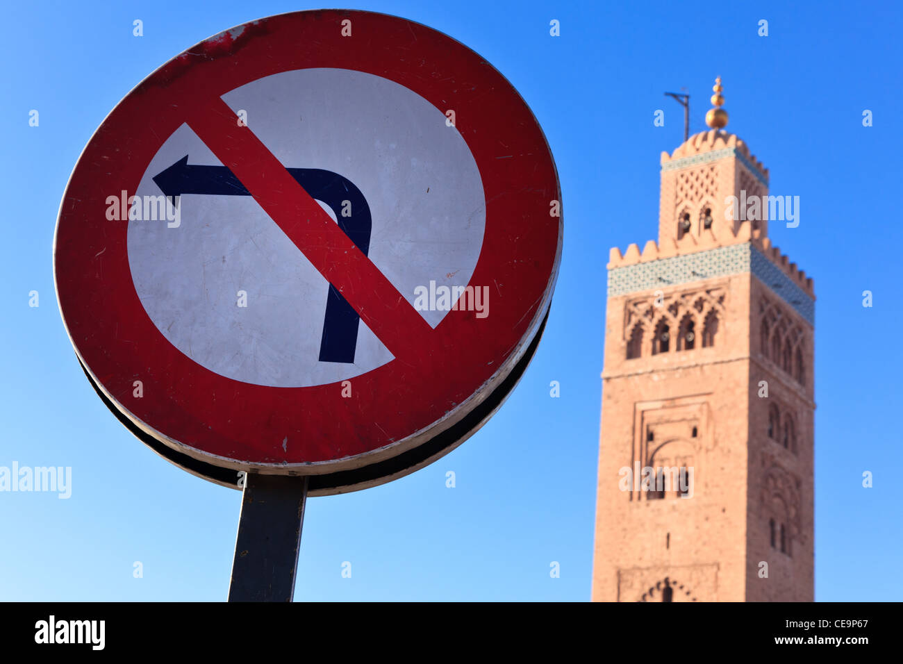 Un non svoltare a sinistra cartello stradale con una moschea dietro, Marrakech, Marocco Foto Stock