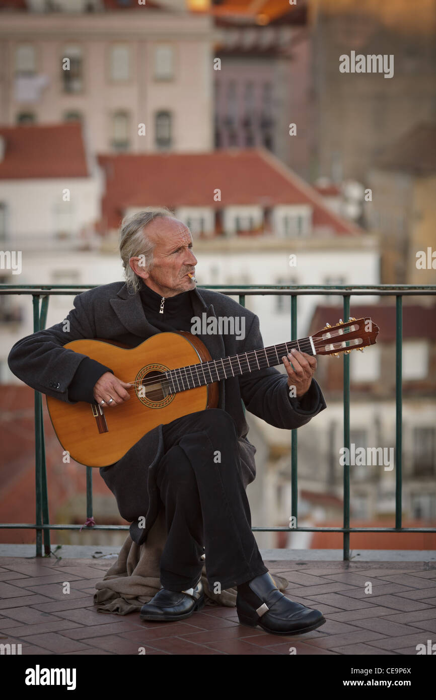 Uomo anziano di riproduzione di musica in Alfama, Lisbona, Portogallo Foto Stock
