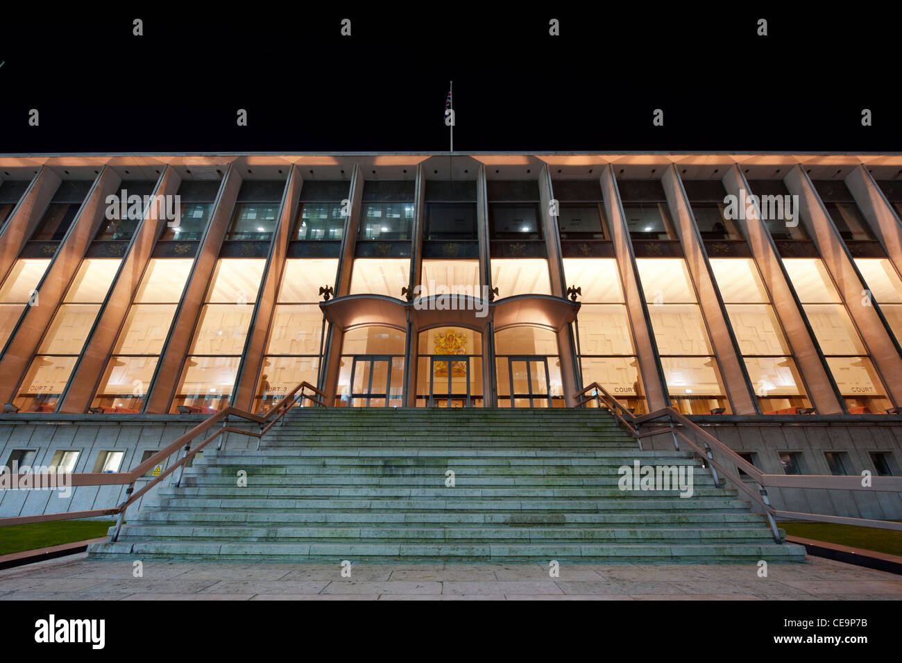 Manchester Crown Court, basata nella piazza di corona in Dolefield, Spinningfields, UK, scattata di notte. Foto Stock