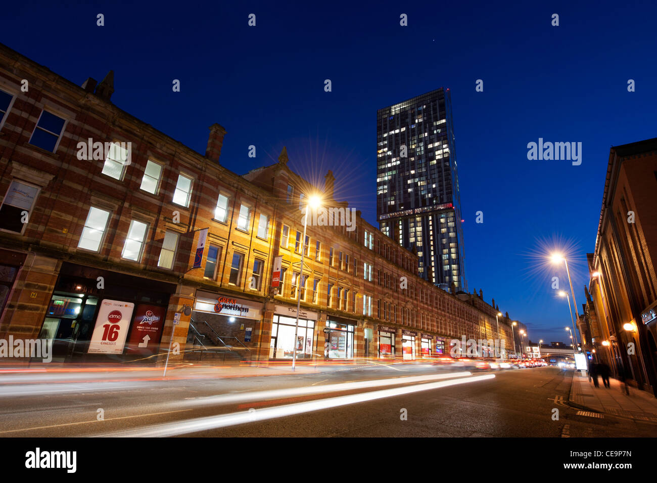 Un colpo di Deansgate guardando verso Beetham Tower a tarda sera cielo notturno in Manchester, UK. Foto Stock
