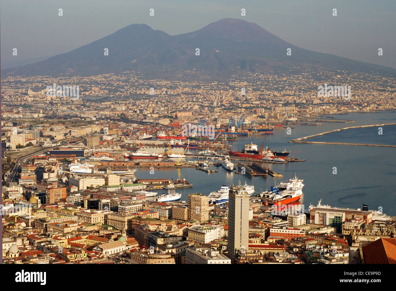 Vista aerea della città di Napoli con il Vesuvio Foto Stock