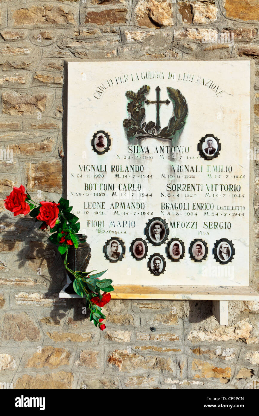 Lapide sulla chiesa di Pozzolo per i soldati locali che sono morti durante la II guerra mondiale, Italia Foto Stock