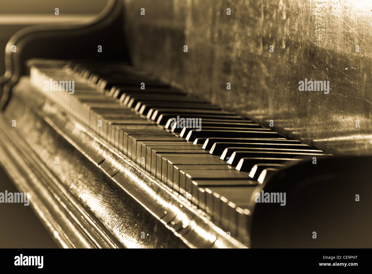 Antico pianoforte e dai toni seppia Foto Stock